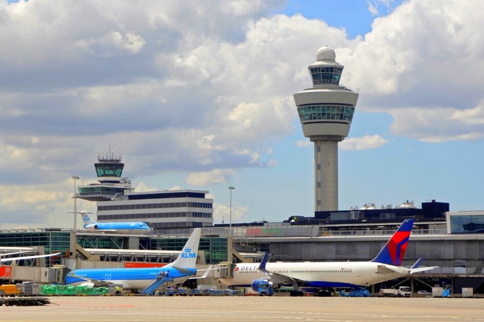 Samoloty KLM i Delta Air Lines na lotnisku Schiphol w Amsterdamie KLM i Delta Air Lines chcą latać z Atlanty do Amsterdamu