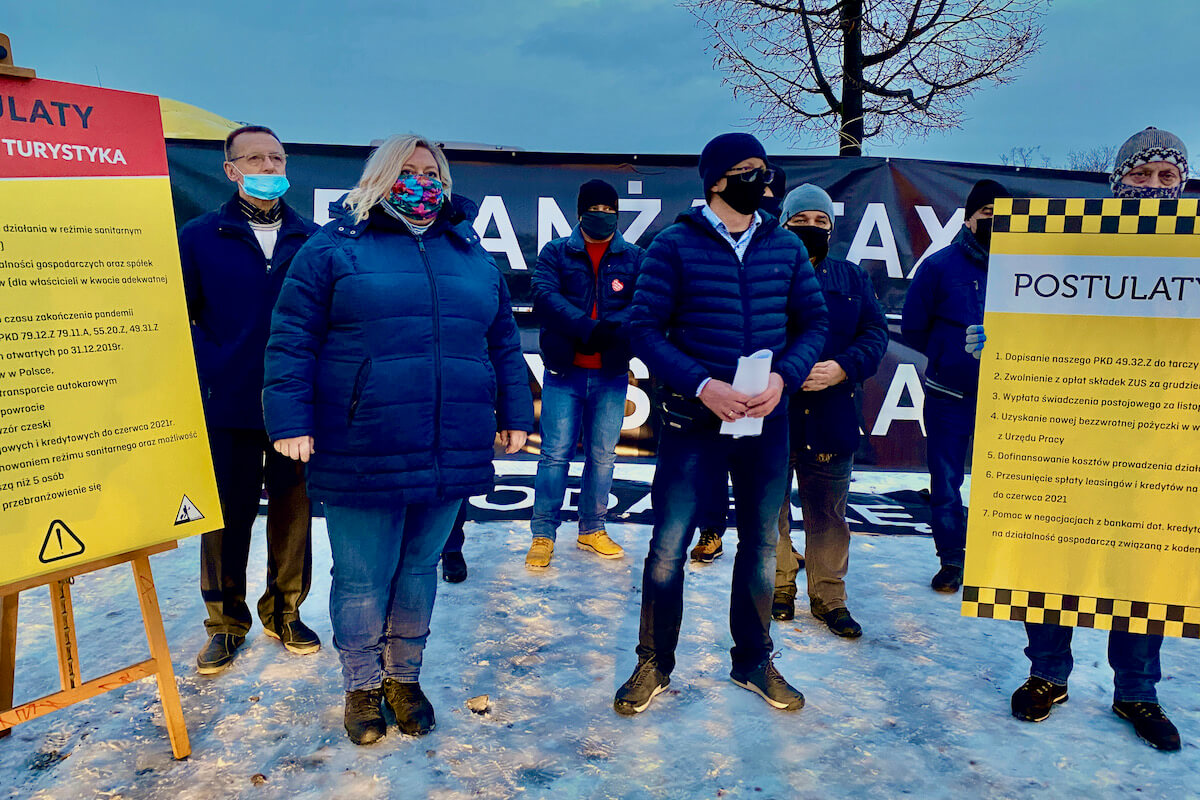 Konferencja prasowa protestujących na błoniach Stadionu Narodowego w Warszawie