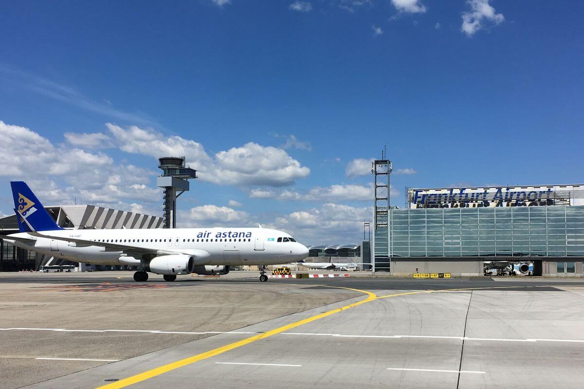 Samolot Air Astana na lotnisku we Frankfurcie Air Astana poleci z Frankfurtu do zachodniego Kazachstaniu