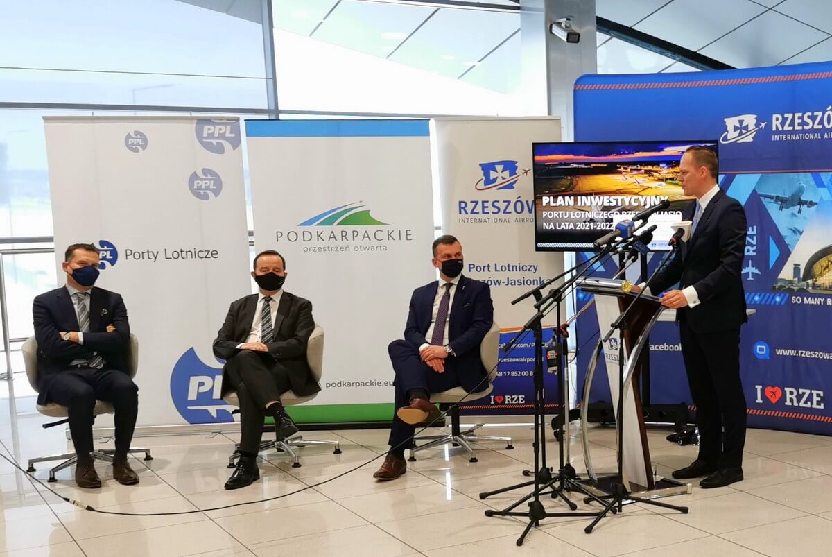 Uczestnicy konferencji na lotnisku w Rzeszowie Nowe inwestycje na rzeszowskim lotnisku