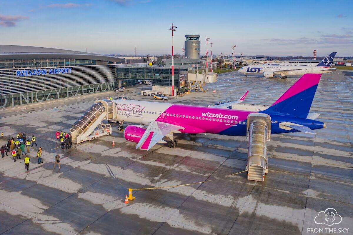 Samolot Wizz Air na lotnisku w Rzeszowie Rzeszów rozszerza sieć połączeń