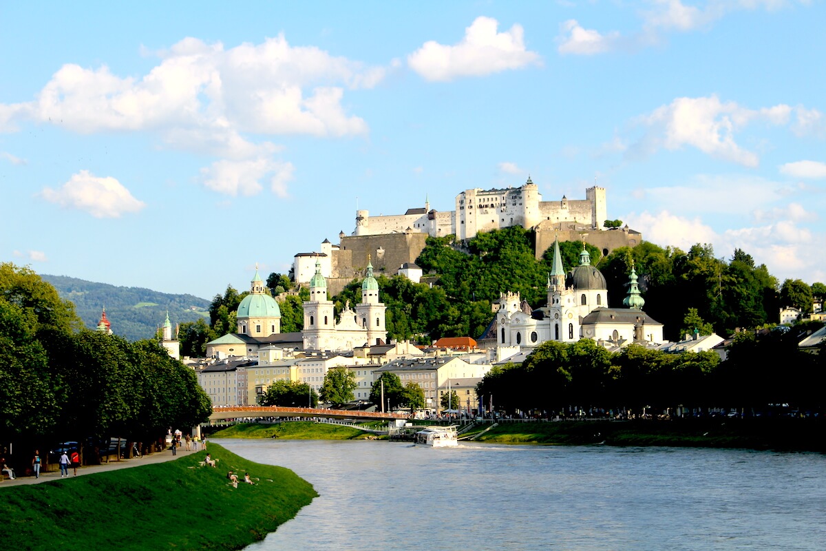 Panorama Salzburga Austria luzuje obostrzenia
