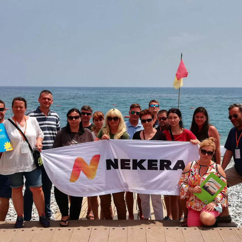 Agenci Nekera na plaży w Fame Residence Kemer
