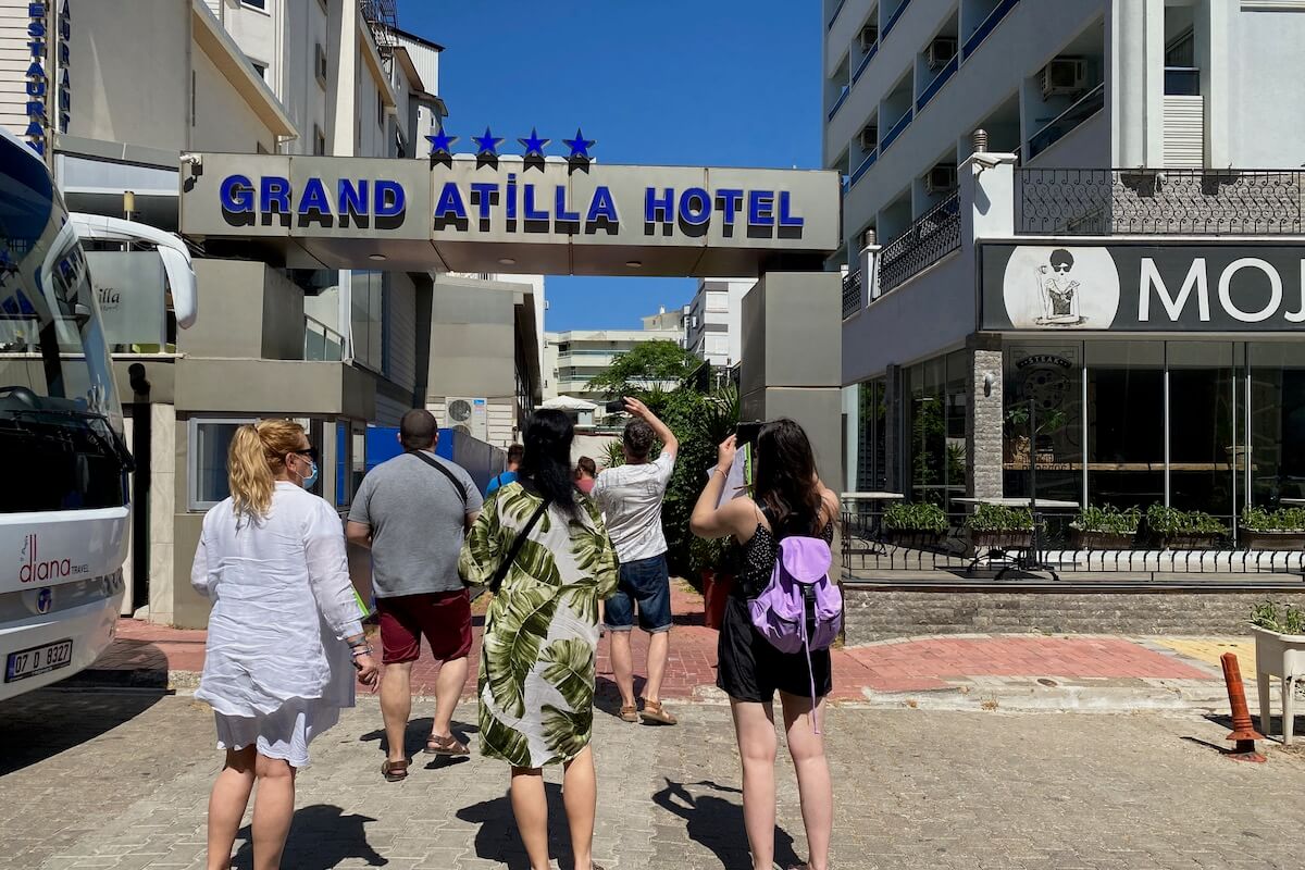 Wejście do hotelu Grand Atilla 