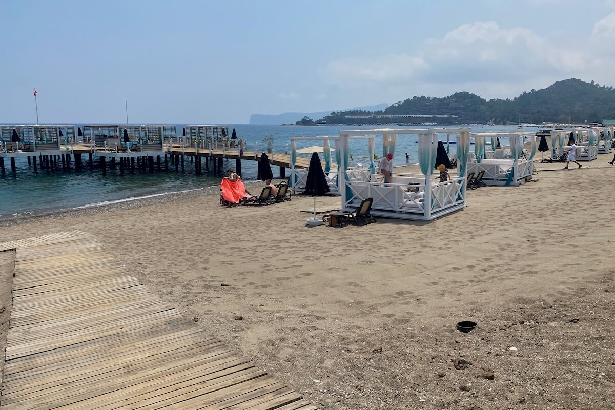 Pawilony (cabany) na pomoście i plaży Sherwood Exclusive Kemer