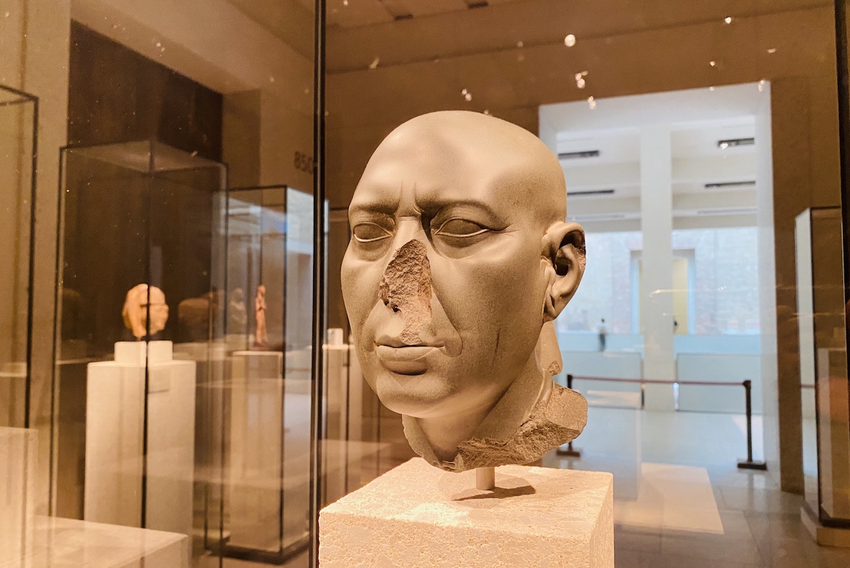 Tzw. zielona głowa, przykład rzeźby schyłkowego okresu egipskiego, prezentujący zindywidualizowane rysy twarzy