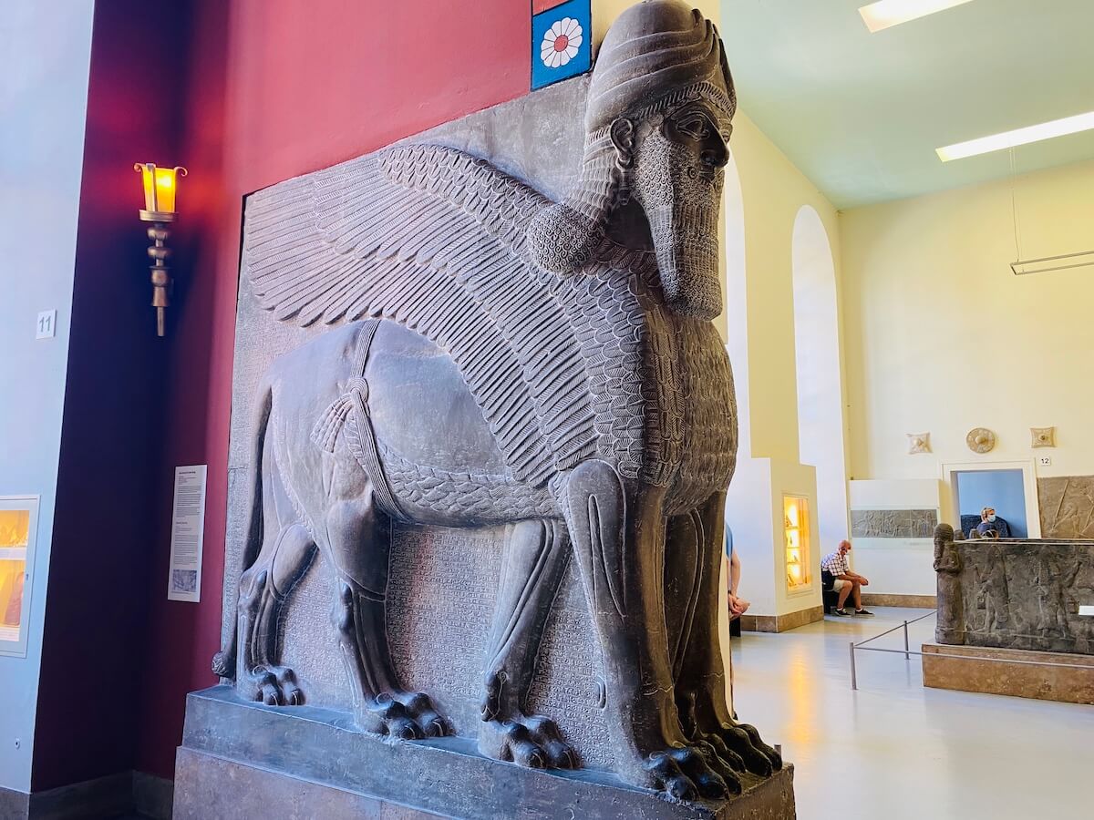 Geniusz opiekuńczy lamassu strzegący bramy pałacu w Nimrud - okres nowoasyryjski, Muzeum Pergamońskie