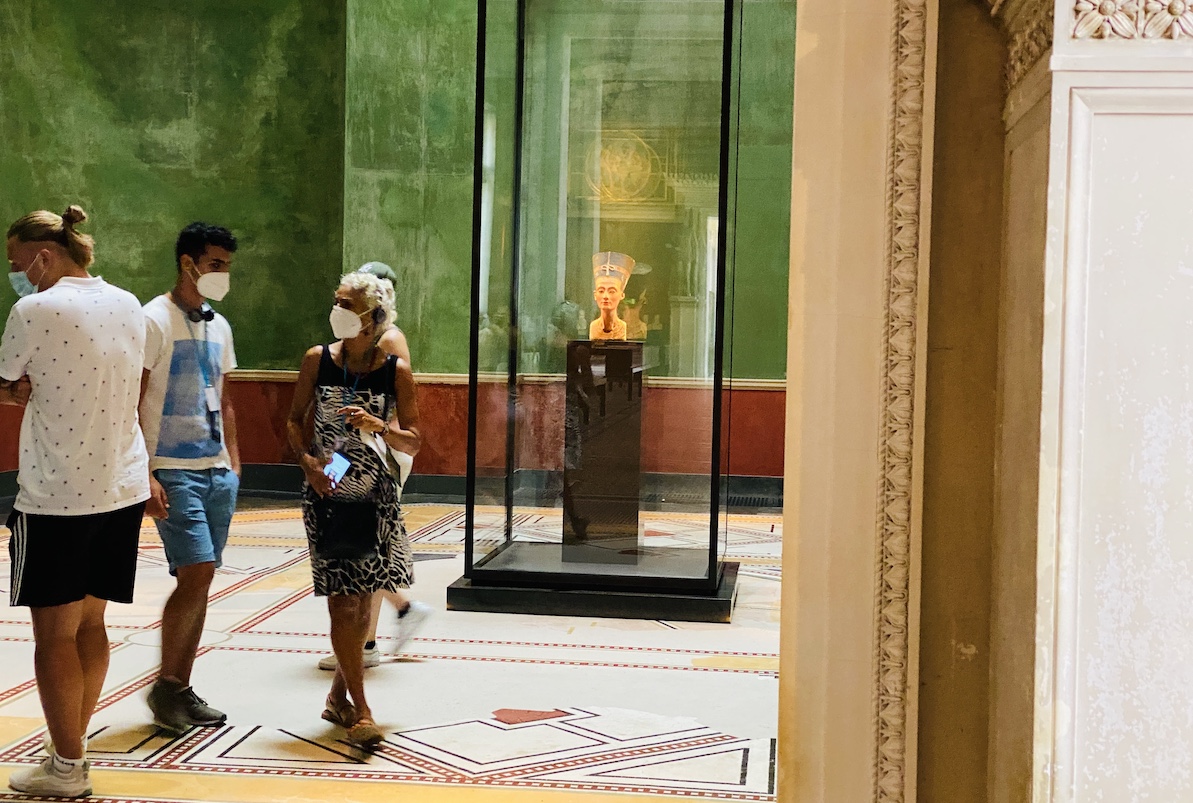 Sala w Nowym Muzeum z popiersiem Nefertiti