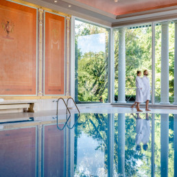 Relaks na basenie jednego z ośrodków wellness w Baden-Baden