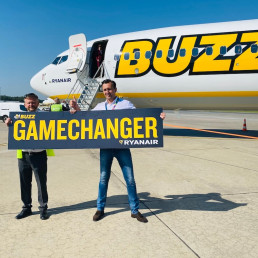 Prezes Lotniska w Modlinie Leszek Chorzewski i prezes Ryanair Buzz Michał Kaczmarzyk przed nowym Boeingiem 737 8200
