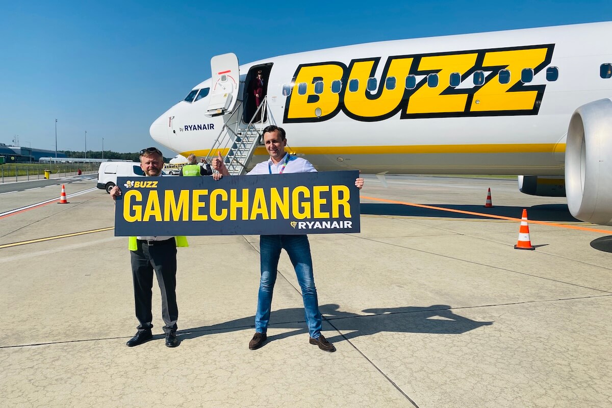 Prezes Lotniska w Modlinie Leszek Chorzewski i prezes Ryanair Buzz Michał Kaczmarzyk przed nowym Boeingiem 737 8200