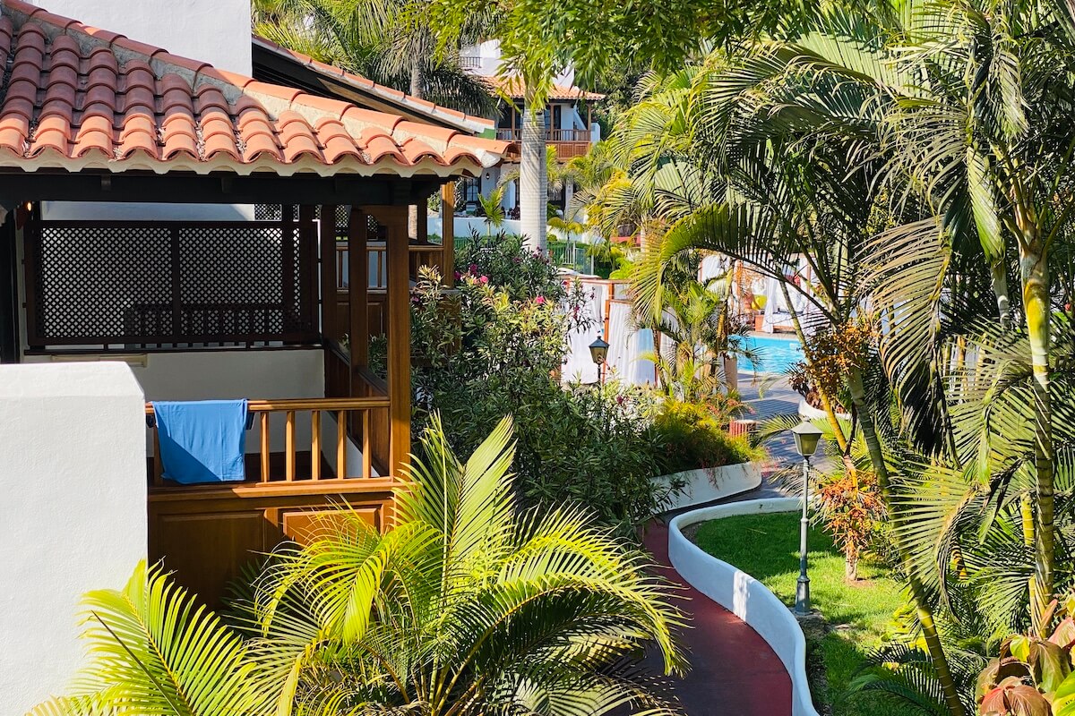 Ogrody i bungalowy w hotelu Jardin Tencina na La Gomera