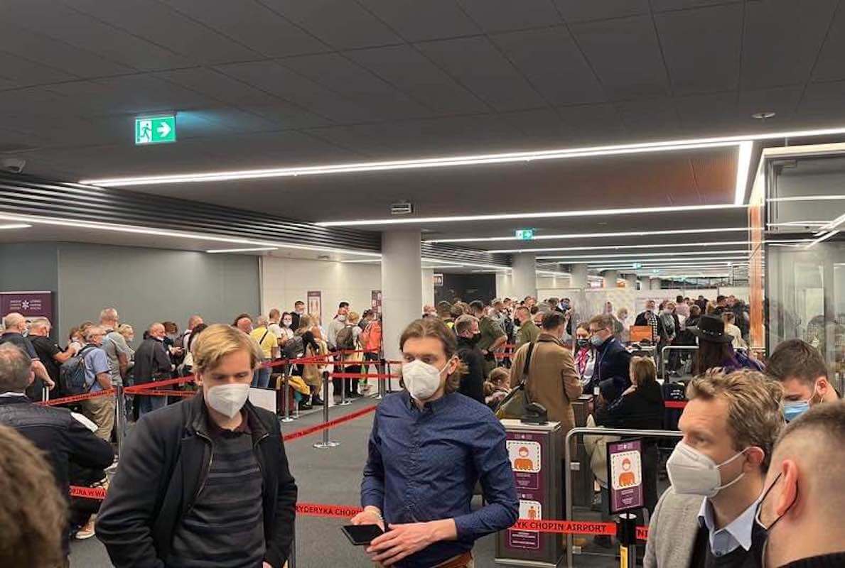 Kolejka do punktu testów na Lotnisku Chopina w Warszawie