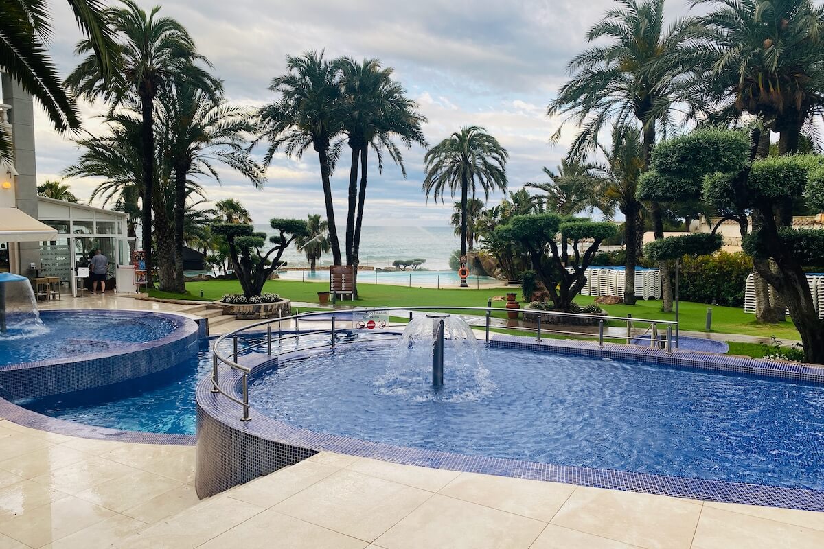 Baseny zewnętrzne w hotelu Gran Hotel de las Fuentes