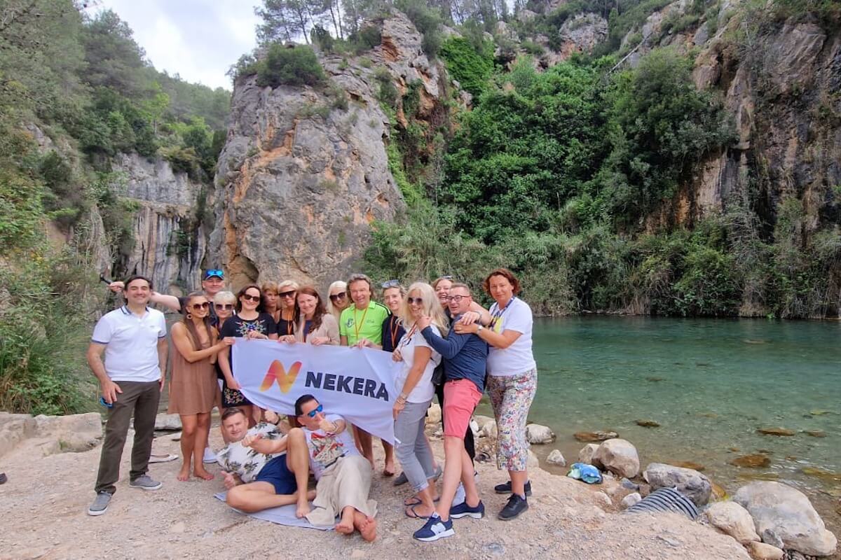 Grupa agentów Nekera nad rzeką Mijares