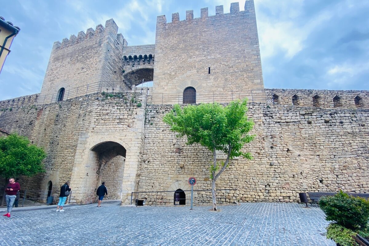 Mury obronne i brama do miasteczka Morella 