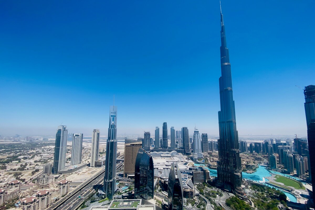 Widok na Dubaj z wysoka i nie przez szybę