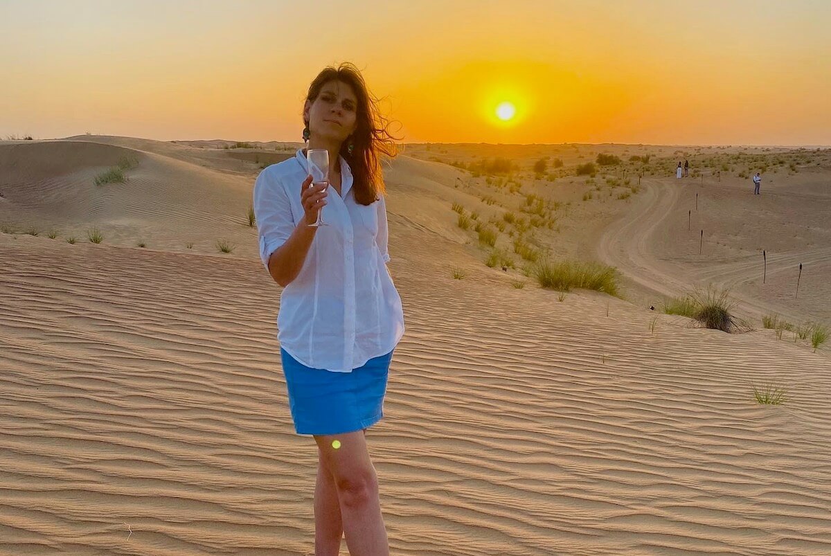 Kieliszek prosecco i zachód słońca na pustyni Margham 