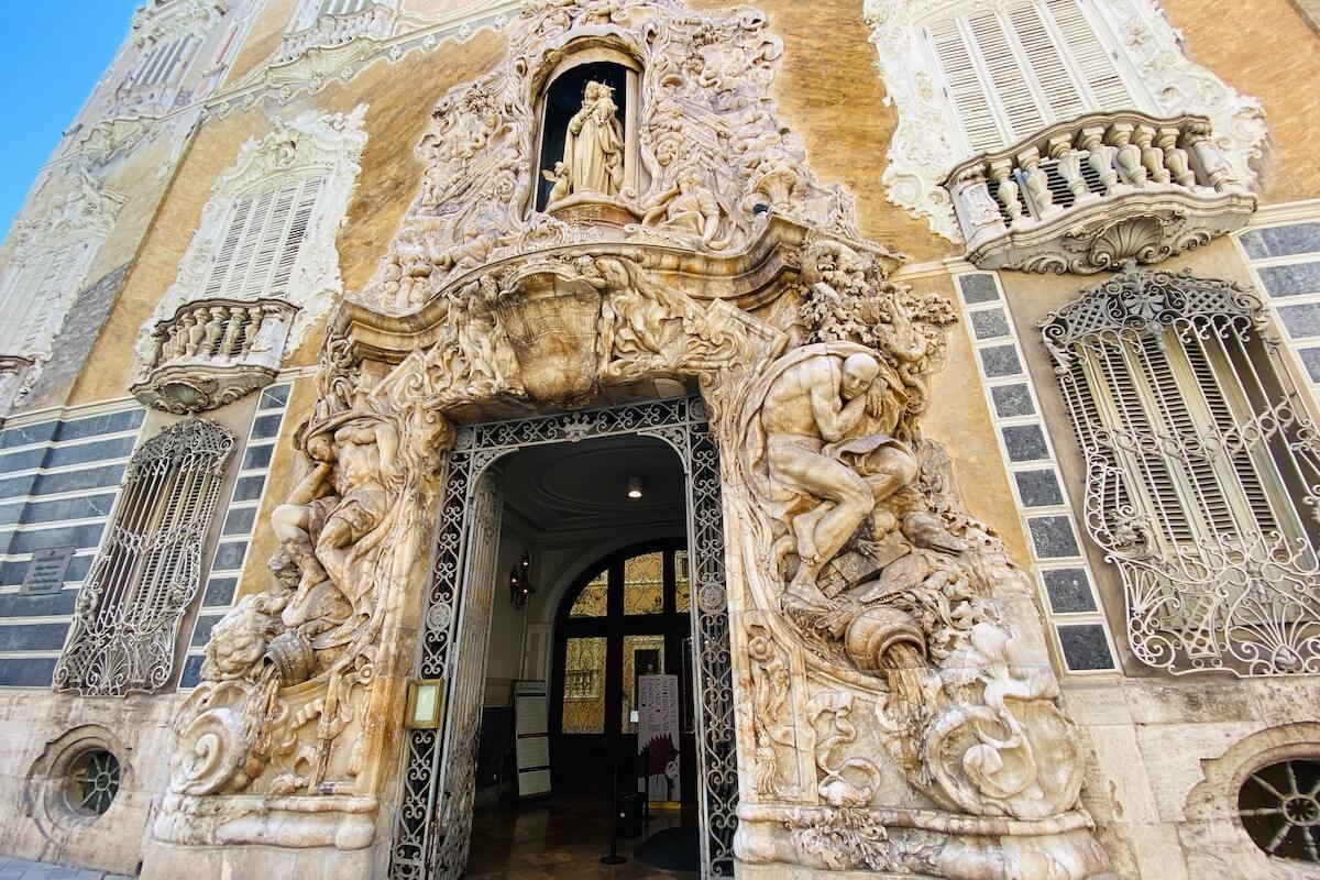 Portal w fasadzie Muzeum Ceramiki w Walencji 