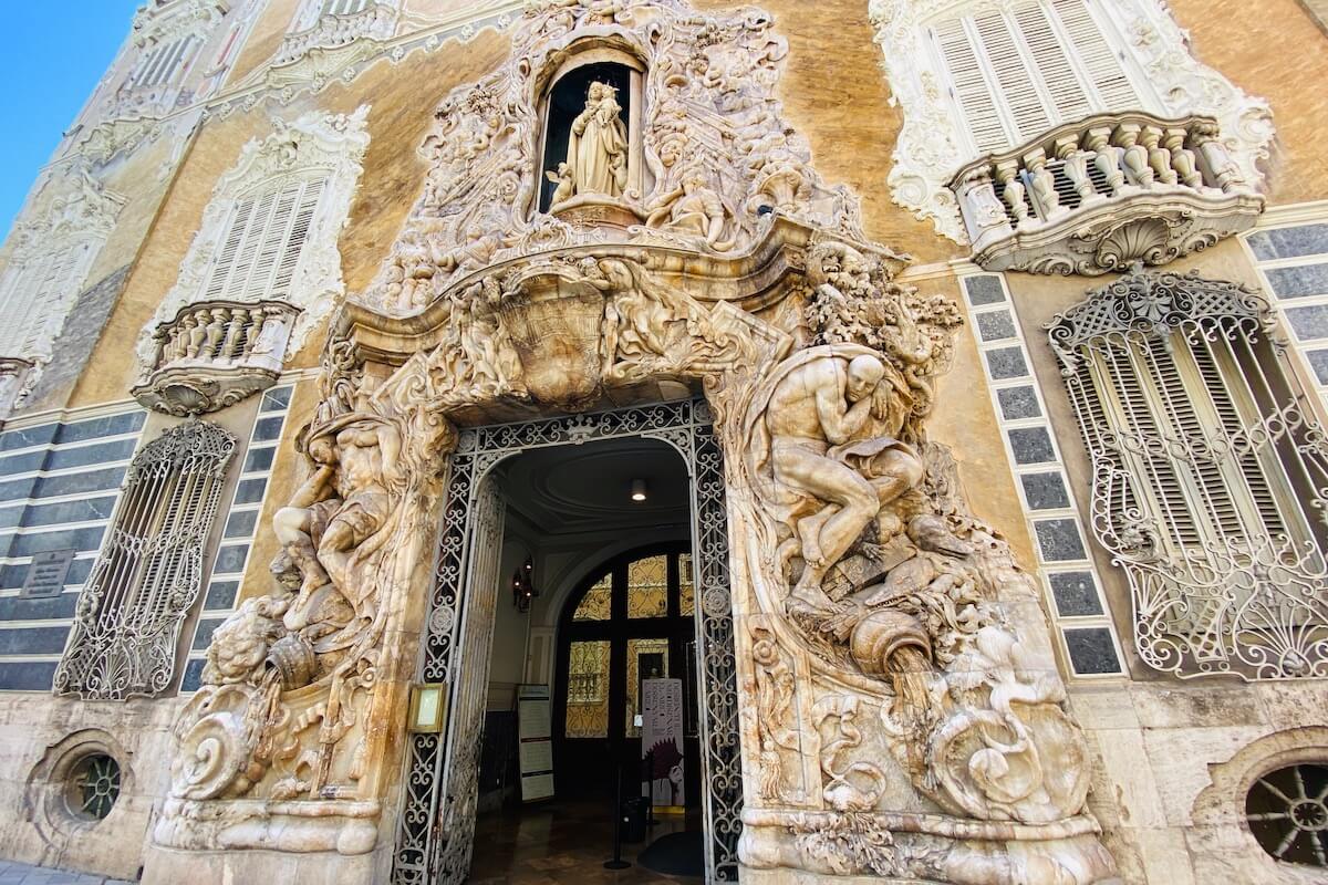 Portal w fasadzie Muzeum Ceramiki w Walencji