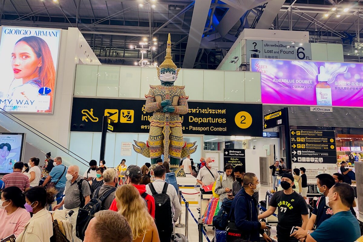 Wizerunek Phra Ram na lotnisku przypomina o reżimie sanitarnym