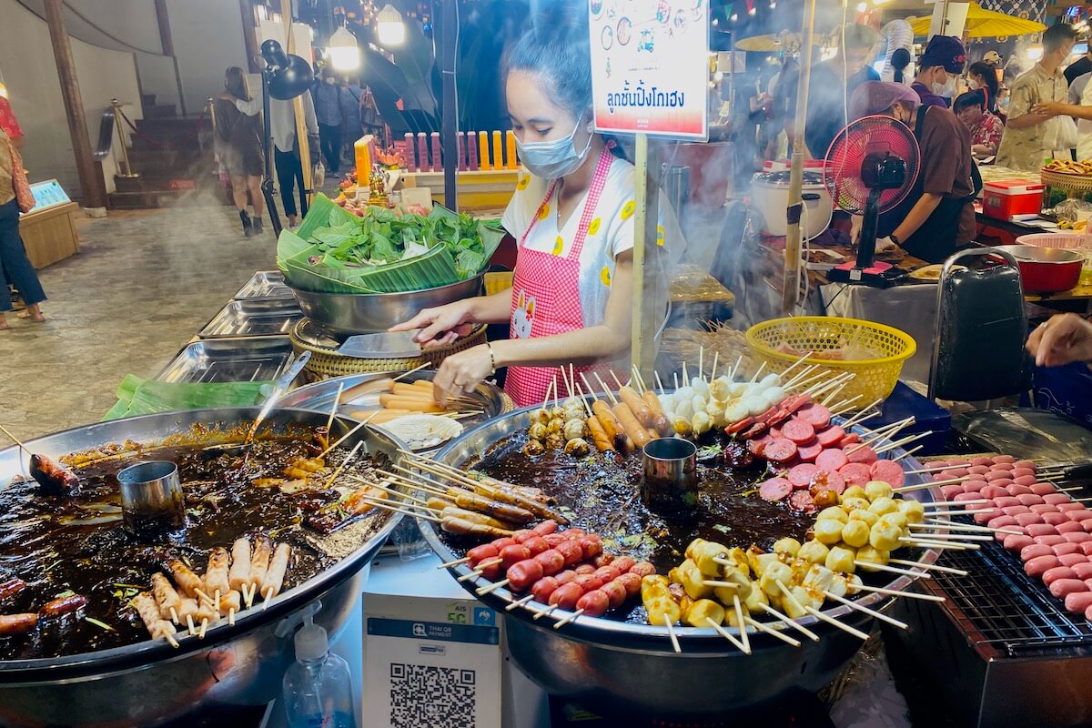 Street food w centrum handlowym Sook Siam