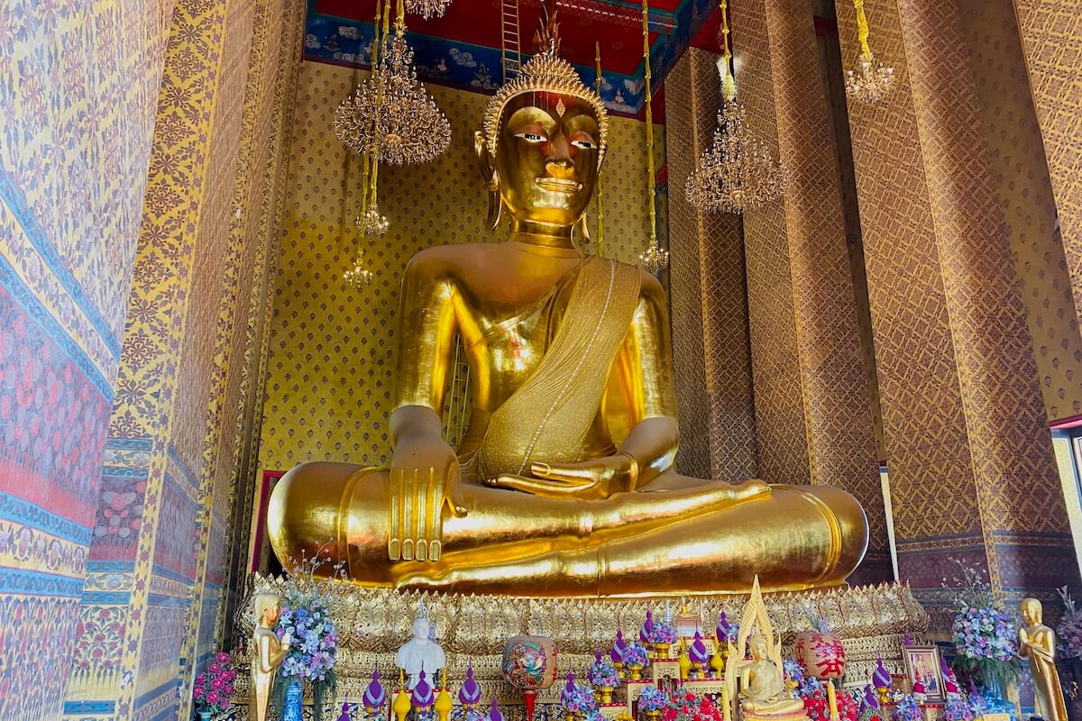 Siedzący budda w Wat Kalayanamit 