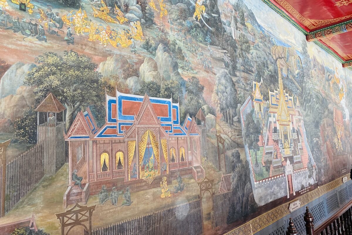 Przedstawienie Ramakien na murze okalającym Wat Phra Kaeo