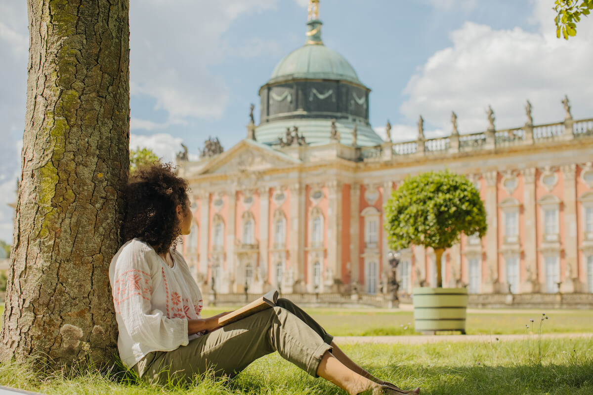Odpoczynek w ogrodach Pałacu Sanssouci w Poczdamie 