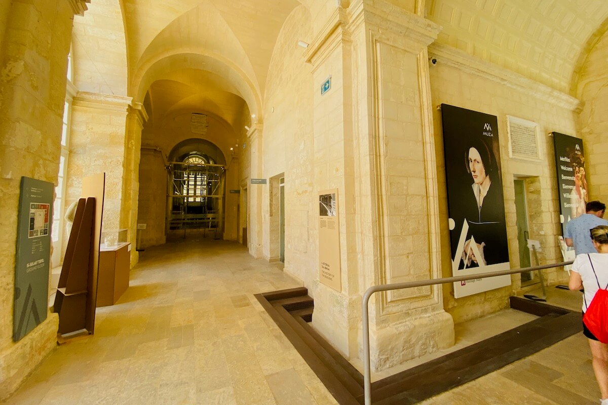 Wnętrza Narodowego Muzeum Sztuk Pięknych w Valletcie 