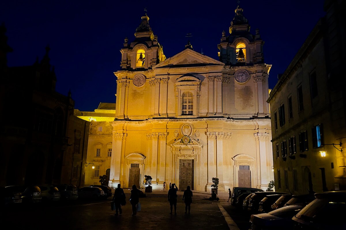 Oświetlona Katedra Św. Pawła w Mdinie