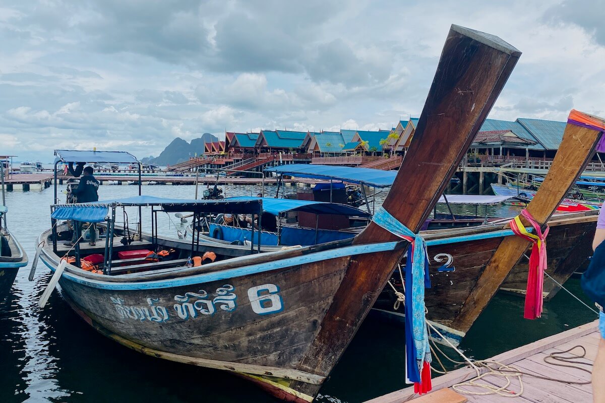 Tradycyjne łodzie cumujące przy wiosce Ko Panyi