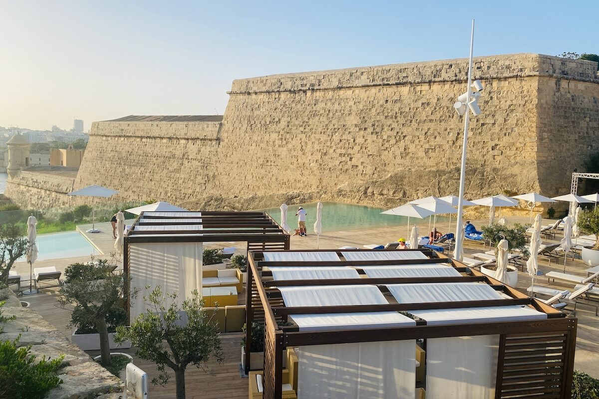 Hotel Phoenicia: bungalowy nad basenem infnity z widokiem na mury bastionu