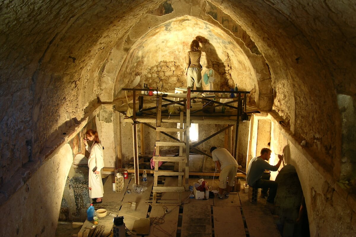 Prace rekonstruktorskie w świątyni w Kaftun w Libanie