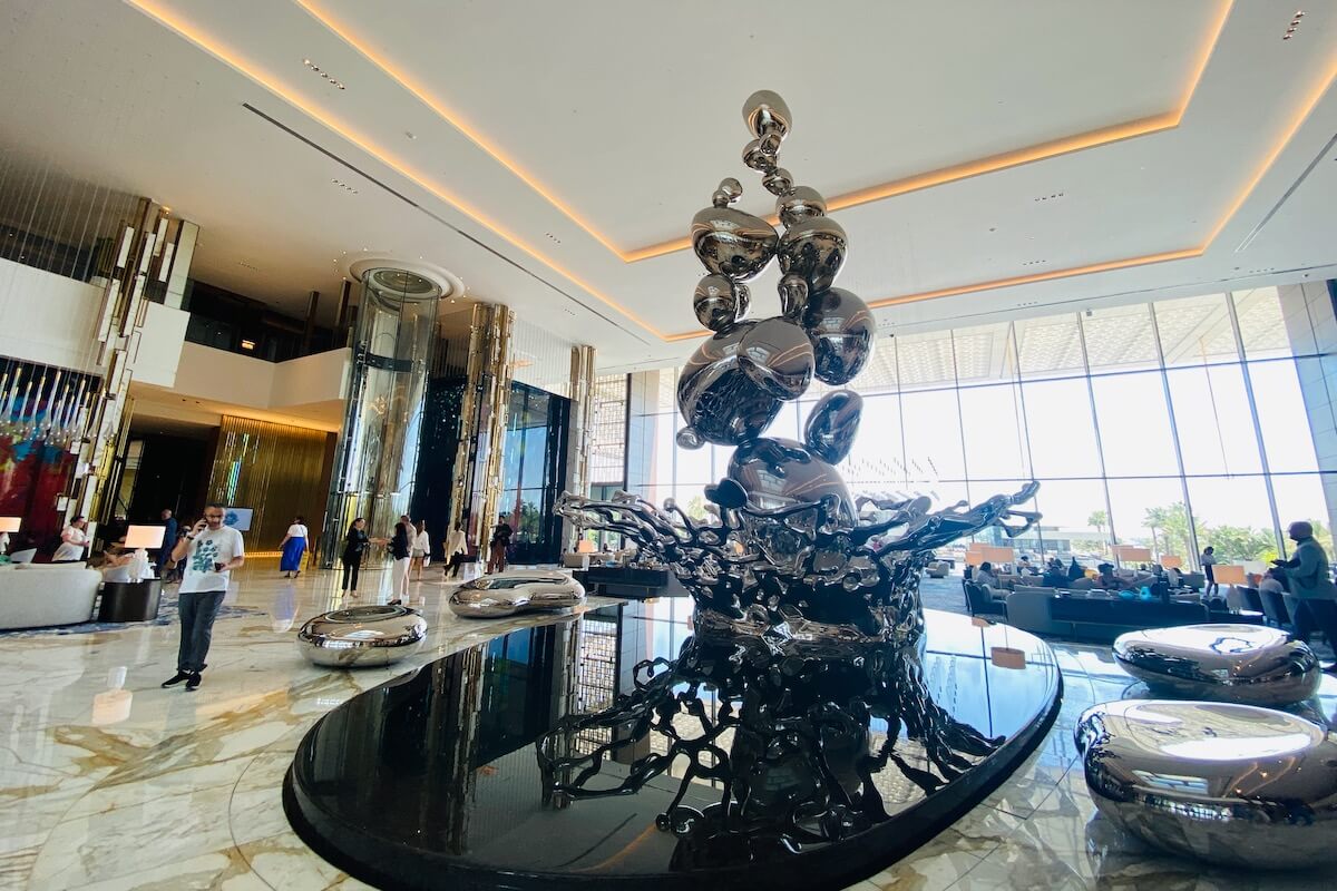 Rzeźba "Droplets" zdobiąca lobby Atlantis the Royal