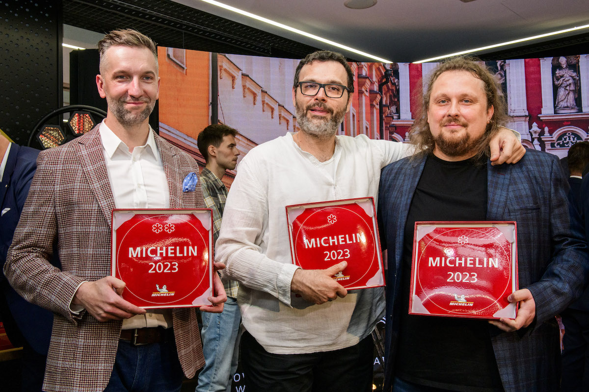 Chefowie polskich restauracji wyróżnionych gwiazdką w selekcji Michelin 2023  (od lewej): Przemysław Klima, Restauracja Bottiglieria 1881 w Krakowie, dwie gwiazdki; Andrea Camastra, restauracja Nuta w Warszawie, jedna gwiazdka; Artur Skotarczyk, restauracja Muga w Poznaniu, jedna gwiazdka 