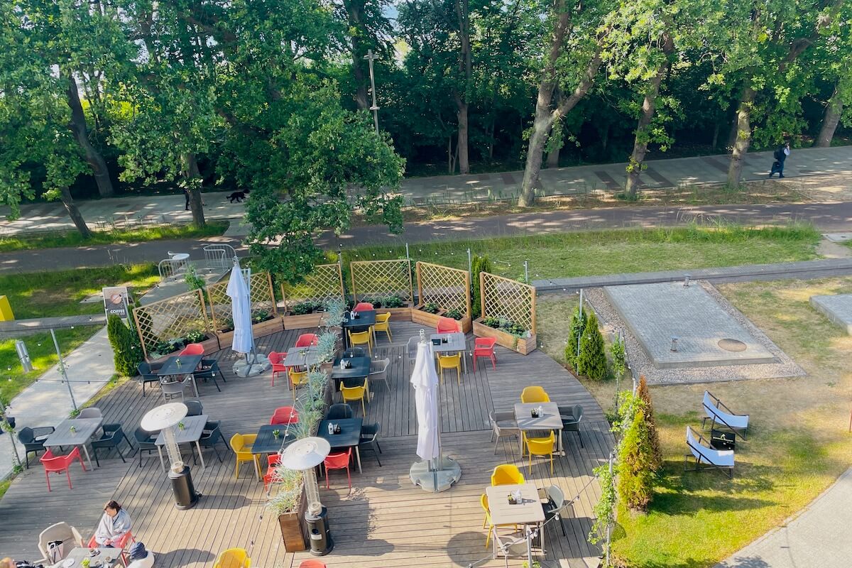 Ogródek kawiarni hotelu Diune w Kołobrzegu