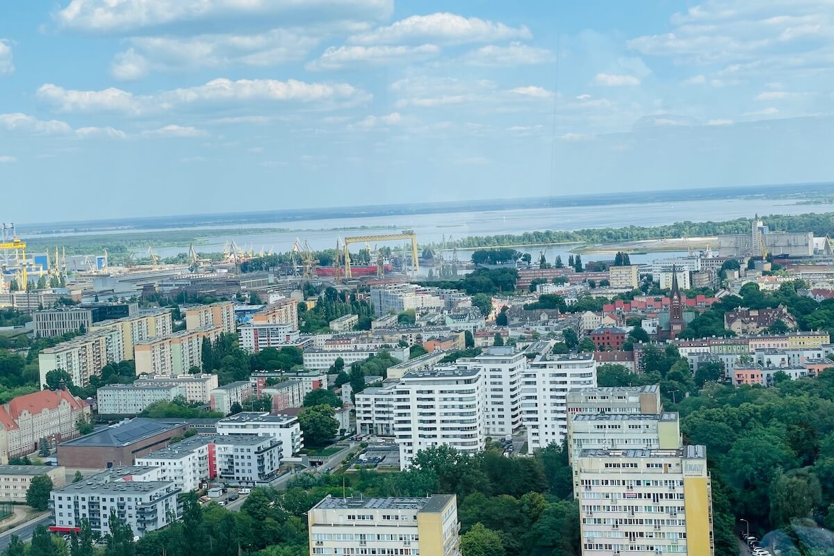 Widok na Jezioro Dąbie z tarasu Hanza Tower w Szczecinie 