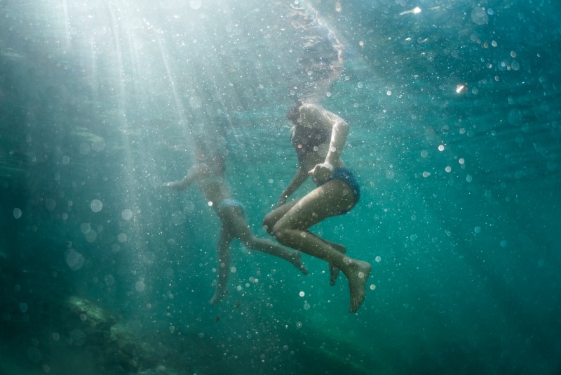 JTB_Adventure_OchoRios_Girls_floating_underwater