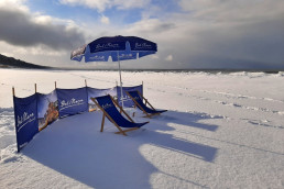 Leżaki i parawany Bel Mare w śniegu na plaży Morza Bałtyckiego