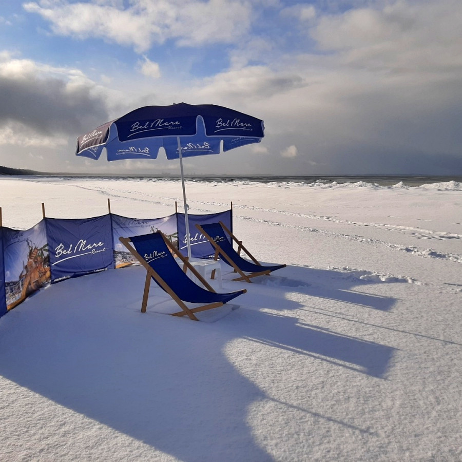 Leżaki i parawany Bel Mare w śniegu na plaży Morza Bałtyckiego