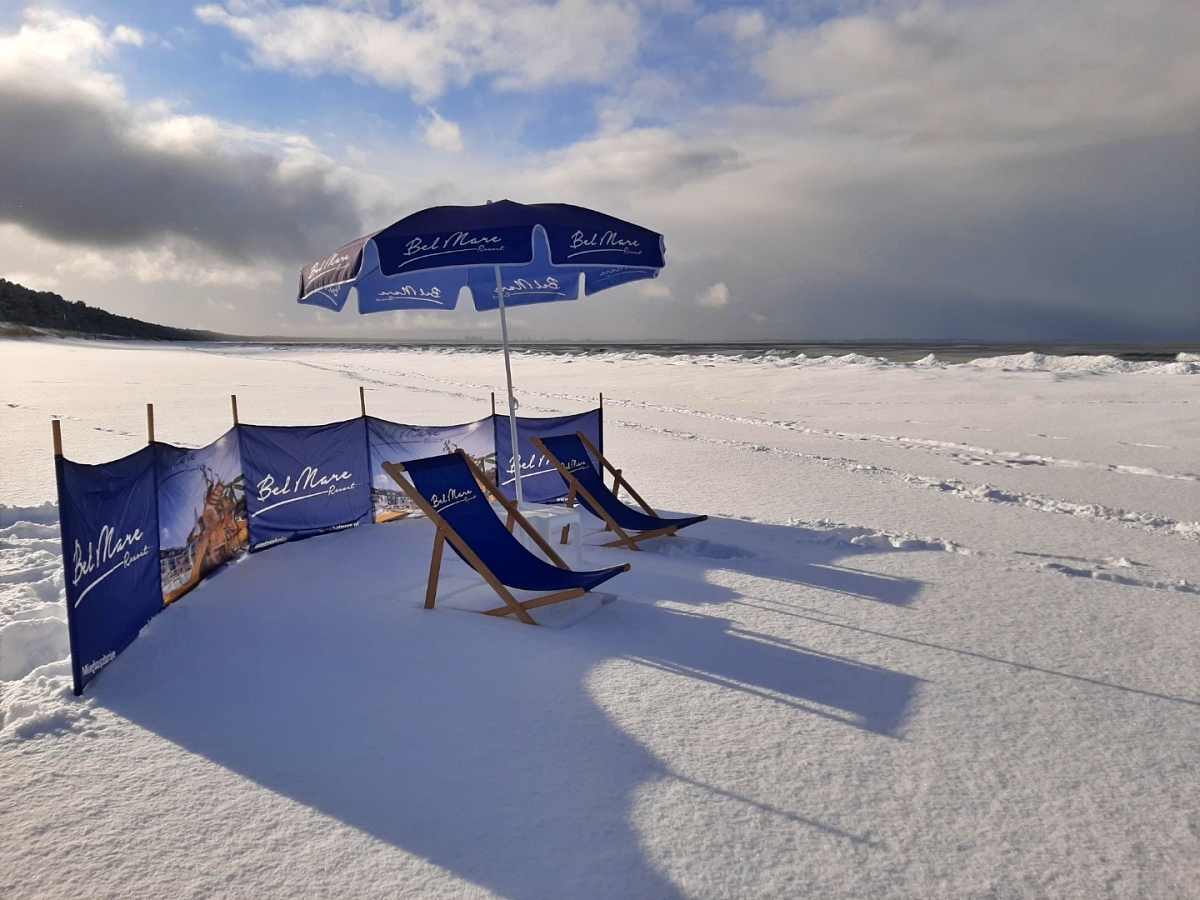 Leżaki i parawany Bel Mare w śniegu na plaży Morza Bałtyckiego