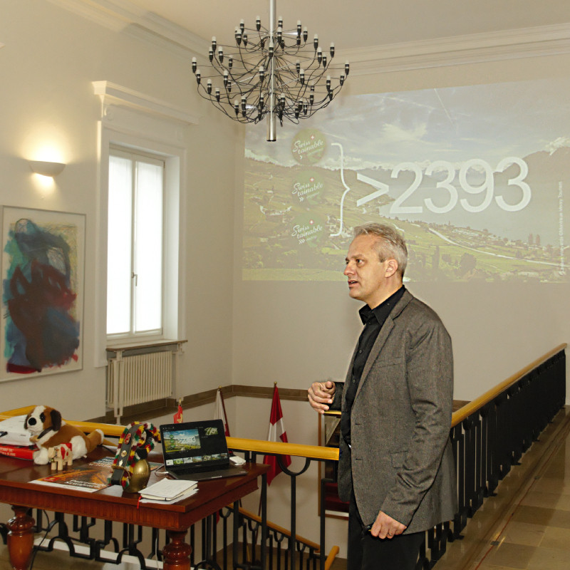 Simon Bosshart, dyrektor Market East Switzerland Tourism w ambasadzie Szwajcarii w Warszawie prezentuje wyniki działania w Polsce