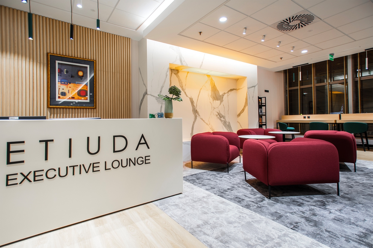 Salon Executive Etiuda został oddany po modernizacji do dyspozycji pasażerów podróżujących z Lotniska Chopina do państw spoza strefy Schengen