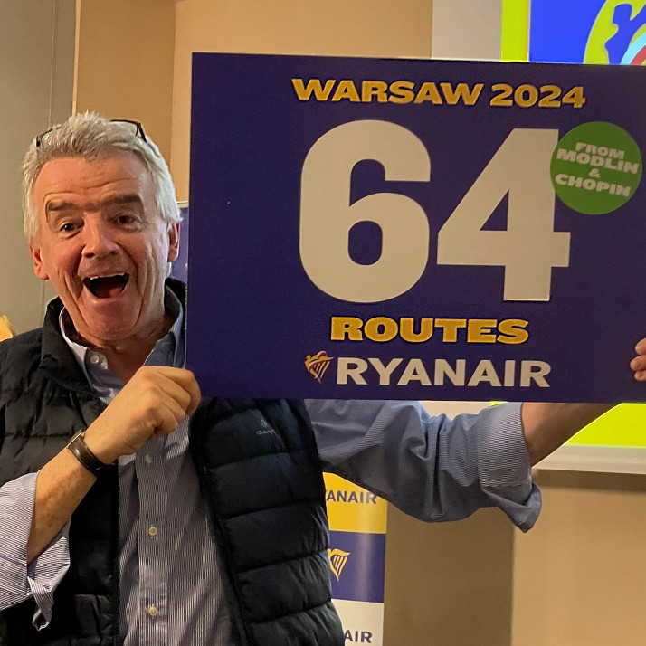 Michael O'Leary radosny prezentuje nowe trasy Ryanair