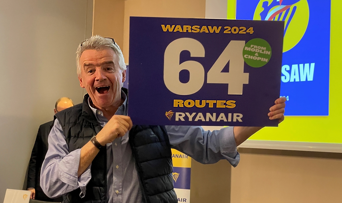 Michael O'Leary radosny prezentuje nowe trasy Ryanair