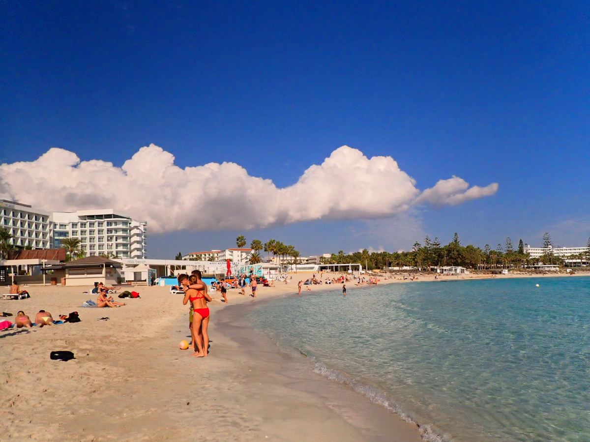 Jedne z najpopularniejszych plaż znajdziemy w Ayia Napa