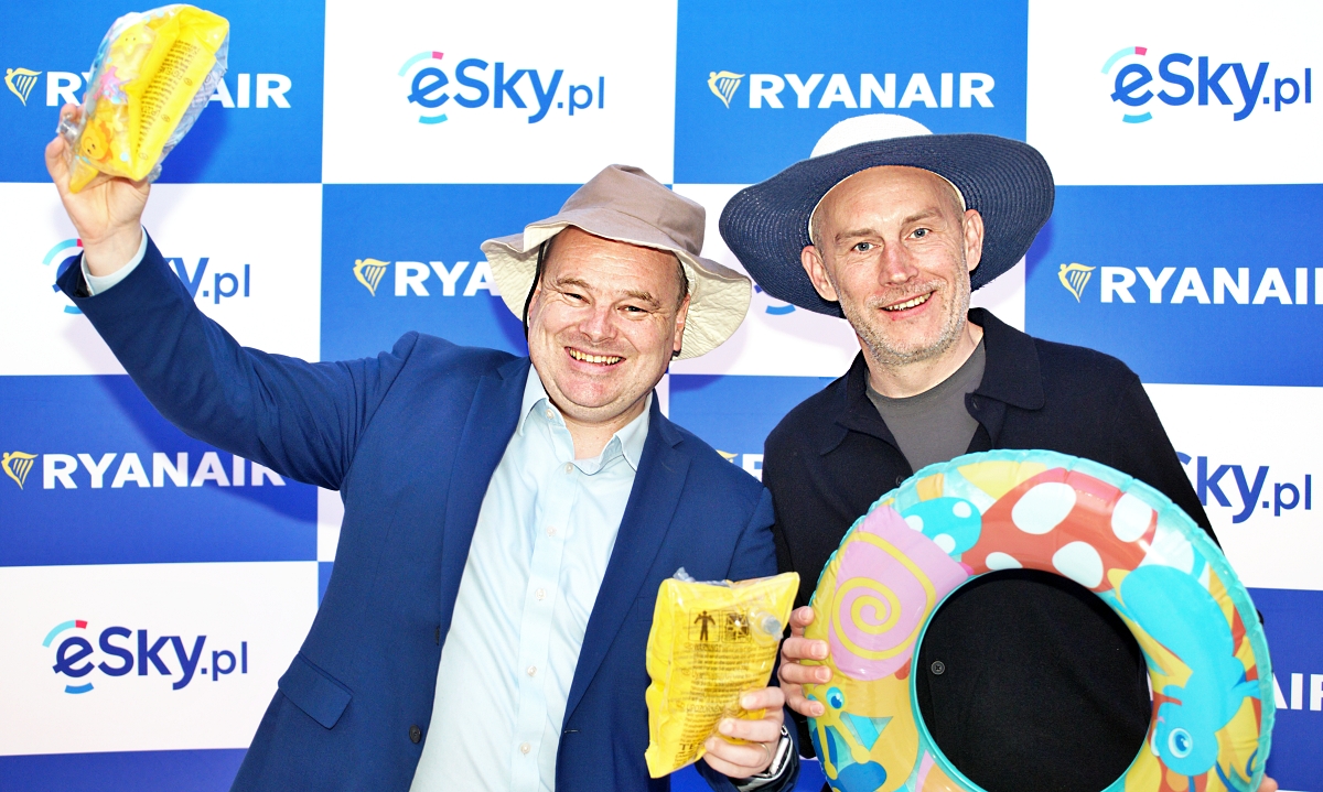 Dara Brady, Ryanair i Łukasz Habaj, eSky świętują podpisanie umowy. /fot. Mieczysław Pawłowicz