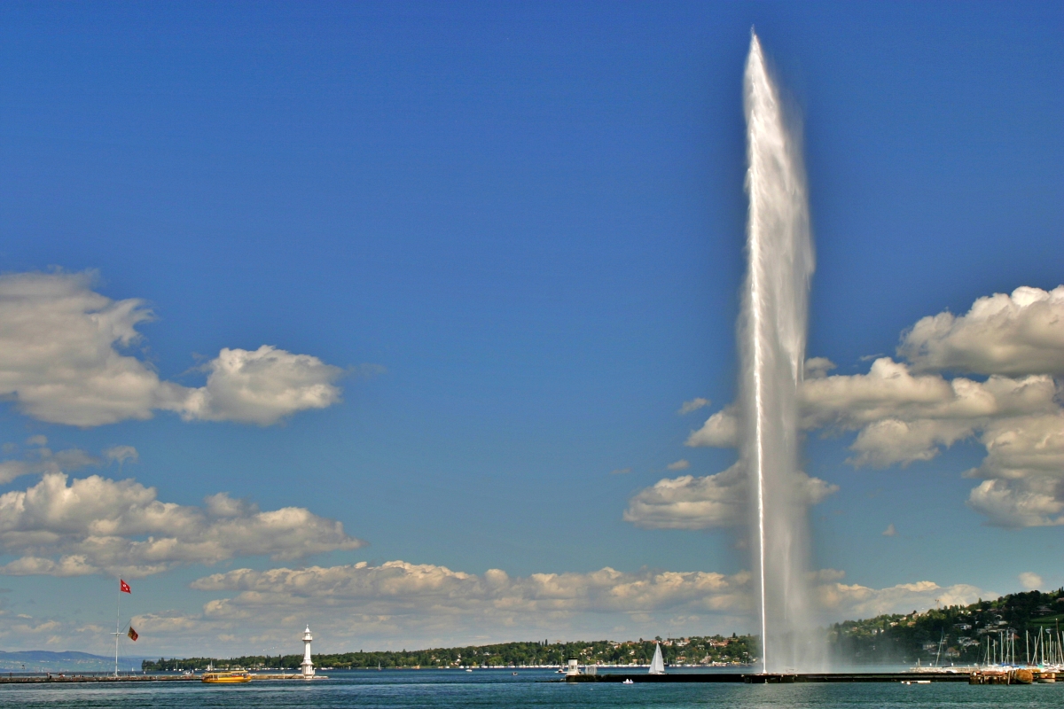Woda w genewskiej Jet d'Eau wybija na wysokość 140 metrów. /fot. Mieczysław Pawłowicz