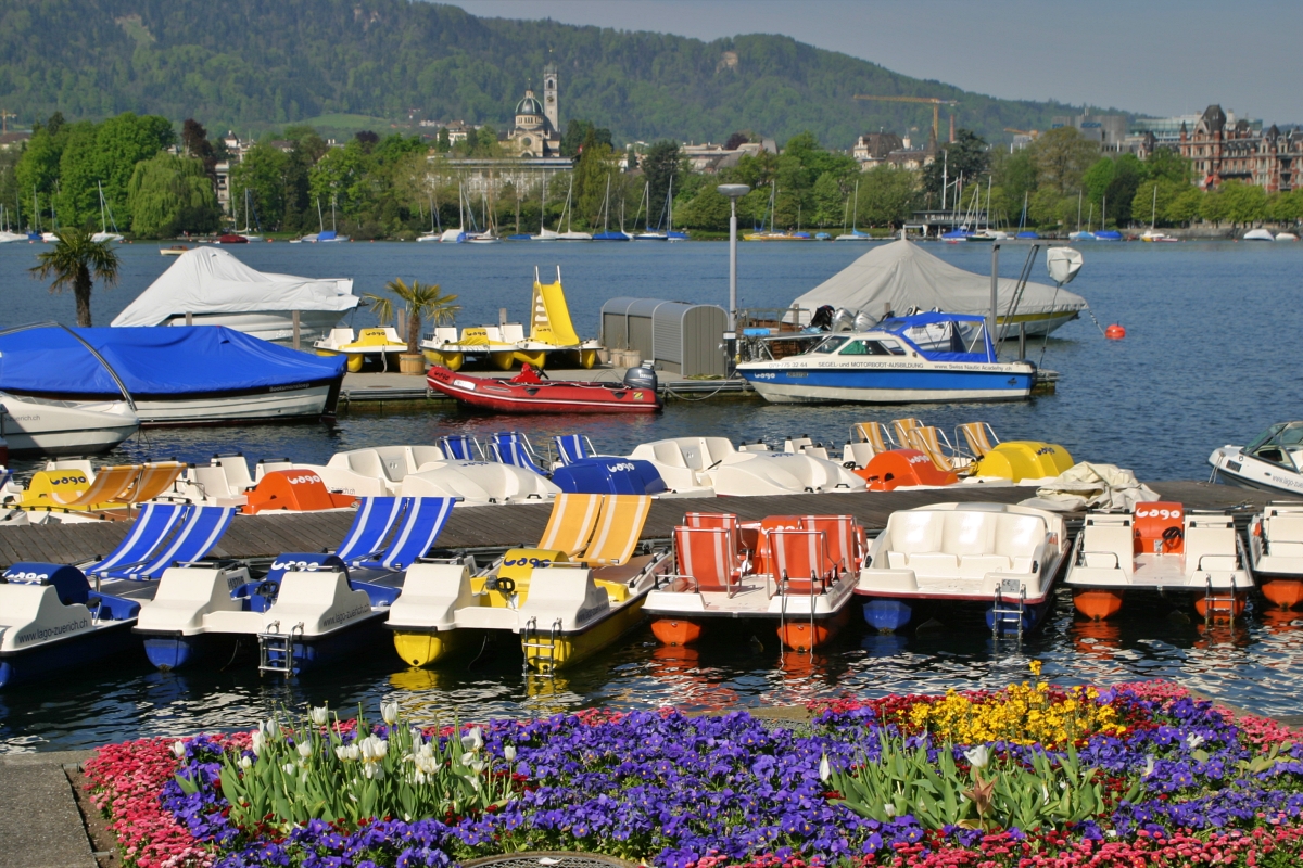 Deptak przy Jeziorze Zuryskim jest jednym z ulubionych miejsc na relaks czy lunch. /fot. Mieczysław Pawlowicz